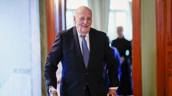 (FILES) King Harald V of Norway walks on crutches on his way to lunch with members the Norwegian government, on February 24, 2024 in Oslo, Norway. Norways King Harald, aged 87 and in poor health, has been hospitalised with an infection while on a holiday in Malaysia, the Royal House of Norway said on February 27, 2024. (Photo by Cornelius Poppe / NTB / AFP) / Norway OUT