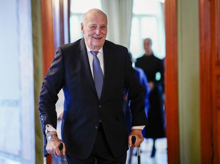 OSLO, NORWAY - AUGUST 27: People are gathering at The Palace Square to pay their respect to King Harald V of Norway who is at Oslo University Hospital in a serious condition on August 27, 2026 in Oslo, Norway. King Harald V of Norway has been in hospital since August 17 to receive treatment for a bacterial infection in his blood. As his condition has deteriorated, Crown Prince Haakon of Norway and Queen Sonja of Norway have cancelled all planned appearances and engagements. (Photo by Rune Hellestad/Getty Images)