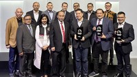 Menteri Komunikasi dan Informatika Republik Indonesia Budi Arie Setiadi (tengah depan) beserta jajarannya turut hadir di Mobile World Conference (MWC) 2024 Barcelona, bersama Direktur Marketing Telkomsel, Derrick Heng (ketiga dari kanan, depan), Komisaris Telkomsel, Sarwoto (kedua dari kanan), dan VP Customer Journey & Digital Experience Telkomsel, Nirwan Lesmana (kanan) untuk memperingati sejumlah penghargaan yang diterima oleh Telkomsel berdasarkan hasil pengukuran dan analisis Ookla® selama periode Juli-Desember 2023.