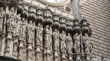 Detail Patung Yesus Kristus dan 12 rasul di Basilika Biara Montserrat dekat Barcelona, Spanyol tertangkap oleh kamera Xiaomi 14. Foto: Agus Tri Haryanto/detikINET