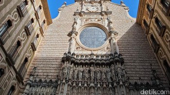 Birunya langit berpadu dengan keindahan bangunan Fasad Biara Santa Maria de Montserrat Foto: Agus Tri Haryanto/detikINET