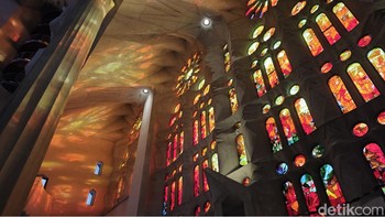 Jendela kaca Sagrada Familia menghipnotis mata. Foto: Agus Tri Haryanto/detikINET
