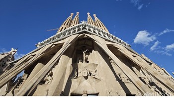 Keindahan Sagrada Familia tak lupa diabadikan. Foto: Agus Tri Haryanto/detikINET