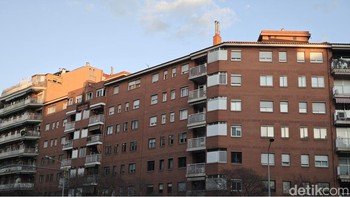 Ada tiga kamera tersemat di bagian belakang yang kesemuanya memakai lensa Leica Summilux. Foto: Agus Tri Haryanto/detikINET