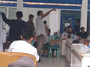 Hitung Ulang di Sampang Deadlock Lagi, Saksi Desak Buka Kotak Suara TPS Lain