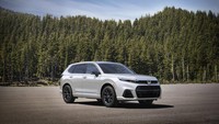 Honda CR-V e:FCEV dapat mencapai daya jangkauan lebih dari 270 mil (434,5 km) dengan kapasitas penuh hidrogen dan daya jangkauan tambahan dari baterai bertenaga listrik (EV) lebih dari 29 mil (46,6 km) berdasarkan hasil pengujian dari EPA (US Environmental Protection Agency).  Foto: Honda