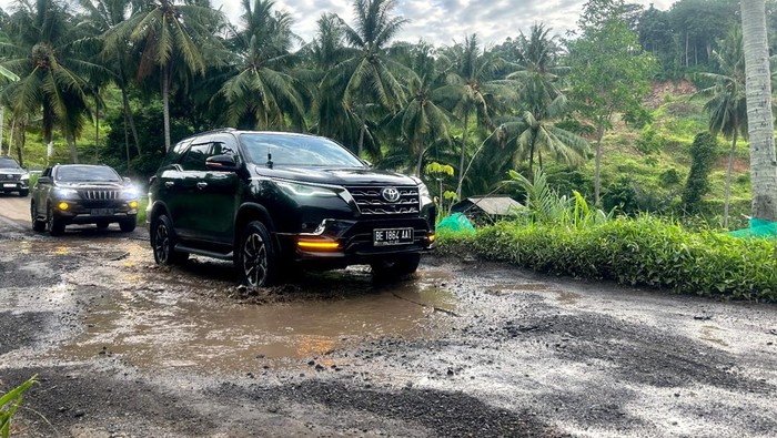 Komunitas id42ner libas jalan off road di Lampung