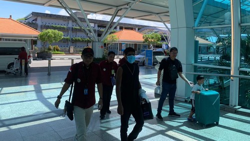 Seorang warga negara Pakistan berinisial MT diusir alias dideportasi dari Bali, Selasa (27/2/2024). (Dokumen Kanwil Kemenkumham Bali).