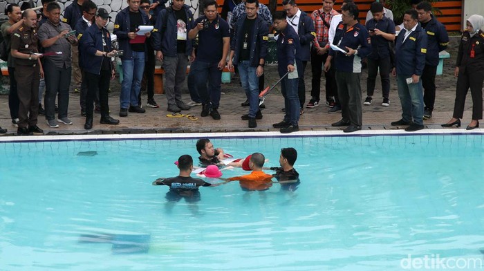 Ini Momen Yudha Arfandi 12 Kali Tenggelamkan Dante Tersangka Yudha Arfandi melakukan rekonstruksi pembunuhan anak Tamara Tyasmara, Dante (6). Yudha menenggelamkan Dante sebanyak 12 kali.