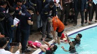 Yudha sempat menahan atau mencegah korban saat hendak mengangkat kepala atau menuju tepi kolam renang ketika ditenggelamkan.  