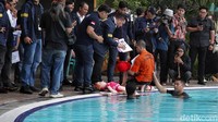 Adegan selanjutnya, Yudha mengangkat dan mengguncangkan badan Dante di pinggir kolam renang. Kemudian, Yudha mengangkat badan Dante ke atas kolam renang.  