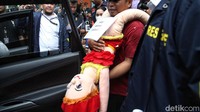 Setelah itu, saksi penjaga kolam renang (lifeguard) lalu menggendong dan membawa korban ke rumah sakit (RS) untuk pertolongan lanjutan.  
