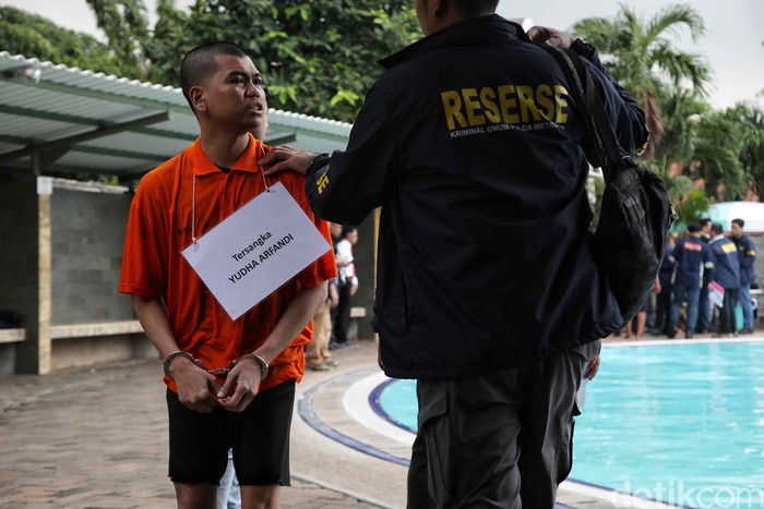 Tersangka Yudha Arfandi melakukan rekonstruksi pembunuhan anak Tamara Tyasmara, Dante (6). Yudha menenggelamkan Dante sebanyak 12 kali.