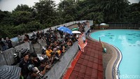 Proses rekonstruksi juga disaksikan warga dan puluhan wartawan.  