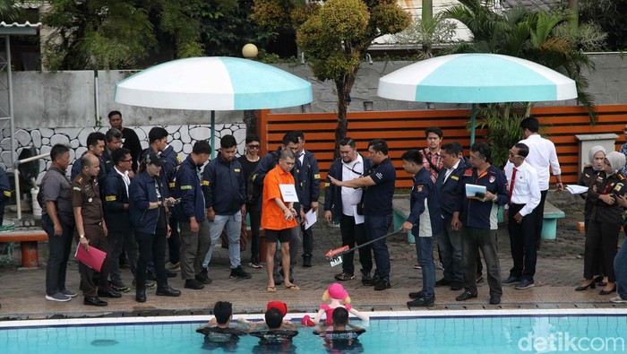 Ini Momen Yudha Arfandi 12 Kali Tenggelamkan Dante Tersangka Yudha Arfandi melakukan rekonstruksi pembunuhan anak Tamara Tyasmara, Dante (6). Yudha menenggelamkan Dante sebanyak 12 kali.