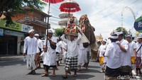 Iring-iringan barong dan rangda oleh umat Hindu saat prosesi mepeed ke Pura Dalem Desa Lukluk, Badung. (Agus Eka/detikBali)