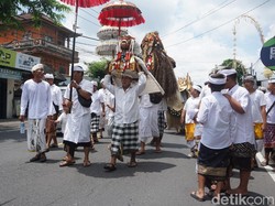 Iring-iringan barong dan rangda oleh umat Hindu saat prosesi mepeed ke Pura Dalem Desa Lukluk, Badung. (Agus Eka/detikBali)