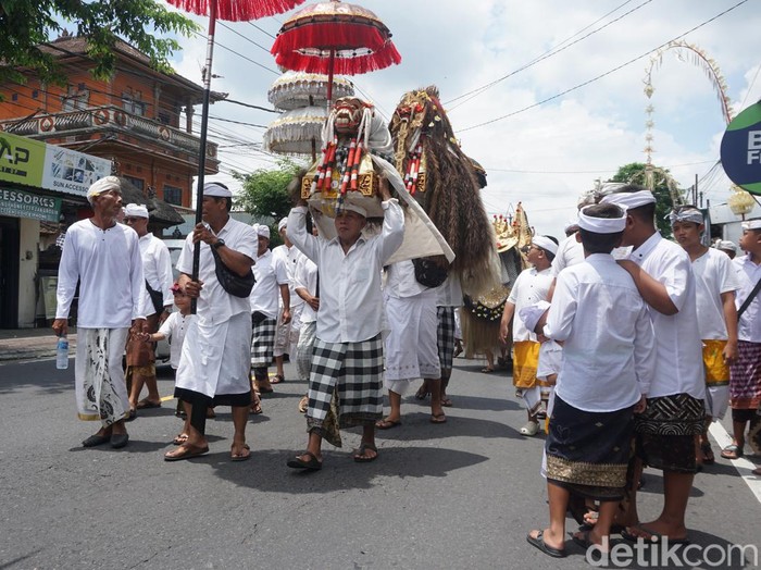 Iring-iringan barong dan rangda oleh umat Hindu saat prosesi mepeed ke Pura Dalem Desa Lukluk, Badung, Rabu (28/2/2024) sore. (Agus Eka/detikBali)