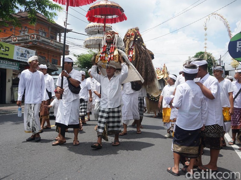 Iring-iringan barong dan rangda oleh umat Hindu saat prosesi mepeed ke Pura Dalem Desa Lukluk, Badung, Rabu (28/2/2024) sore. (Agus Eka/detikBali)