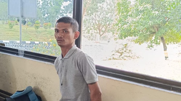 J saat menyerahkan diri ke pos penjagaan Polda Kepri. (Foto: Dok Polsek Nongsa)