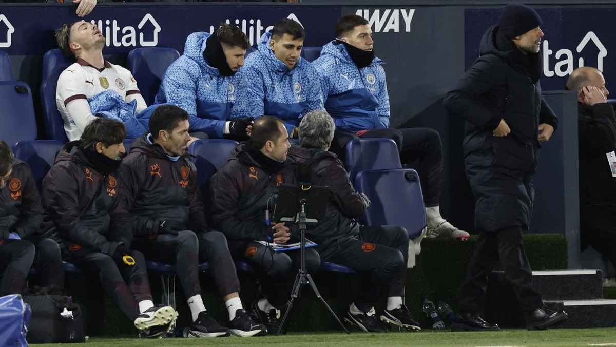 Jack Grealish terlihat sangat kecewa di bangku cadangan setelah ditarik keluar karena cedera (Foto: Action Images via Reuters/Peter Cziborra)