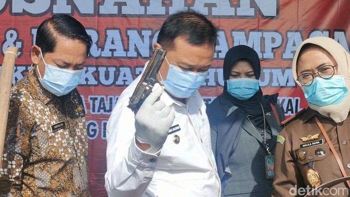 Jaksa di Garut memusnahkan barang bukti kejahatan
