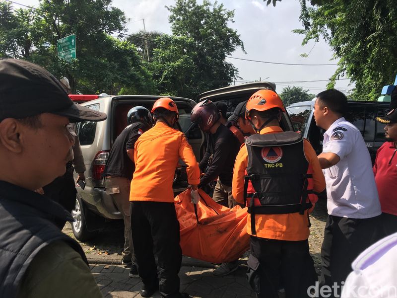 Jasad pria mengapung di Sungai Rolag Wedok Surabaya
