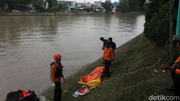 Jasad pria mengapung di Sungai Rolag Wedok Surabaya