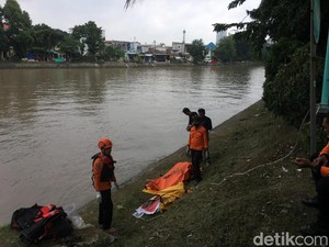 Pencari Ikan Tewas Mengapung di Sungai Rolak Wedok Surabaya