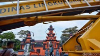Satu mobil crane milik DLH Kota Surabaya juga terlibat dalam pemasangan dekorasi gapura dan ornamen patung di Balai Kota.