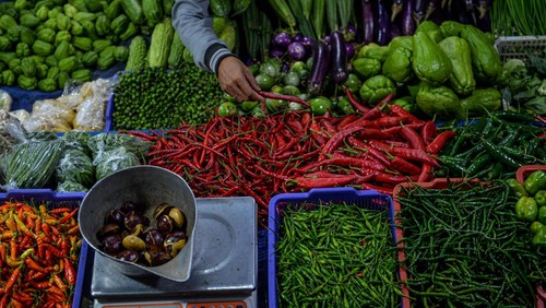 Warga memilih cabai di salah satu jongko (kios) di Pasar Kosambi, Bandung, Jawa Barat, Rabu (28/2/2024). Menurut pedagang, menjelang Bulan Suci Ramadhan harga cabai tanjung di Pasar Kosambi mengalami kenaikan dari Rp100 ribu hingga mencapai Rp120 ribu per kilogram, sedangkan cabai merah rawit dan cabai merah keriting dari Rp80 ribu menjadi Rp100 per kilogram. ANTARA FOTO/Raisan Al Farisi/nym.