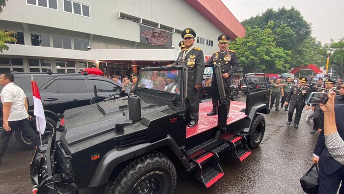 Jenderal (HOC) Prabowo Subianto mengecek alutsista didampingi Panglima TNI Jenderal Agus Subiyanto dan Kapolri Jenderal Listyo Sigit Prabowo.