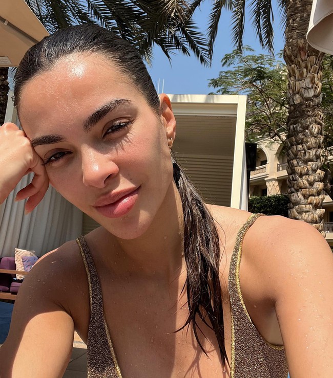 Dani Alves dan Joana Sanz sendiri menikah pada 2017 setelah dipertemukan seorang teman. Joana cukup sering terlihat mendukung suaminya dalam berbagai pertandingan, termasuk dalam Piala Dunia Qatar 2022 lalu.  Sebelum berhasil mengambil hatinya, Alves sempat melamar supermodel itu dua kali yang berujung penolakan. Foto: Instagram Joana Sanz