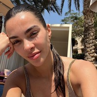 Dani Alves dan Joana Sanz sendiri menikah pada 2017 setelah dipertemukan seorang teman. Joana cukup sering terlihat mendukung suaminya dalam berbagai pertandingan, termasuk dalam Piala Dunia Qatar 2022 lalu.  Sebelum berhasil mengambil hatinya, Alves sempat melamar supermodel itu dua kali yang berujung penolakan. Foto: Instagram Joana Sanz