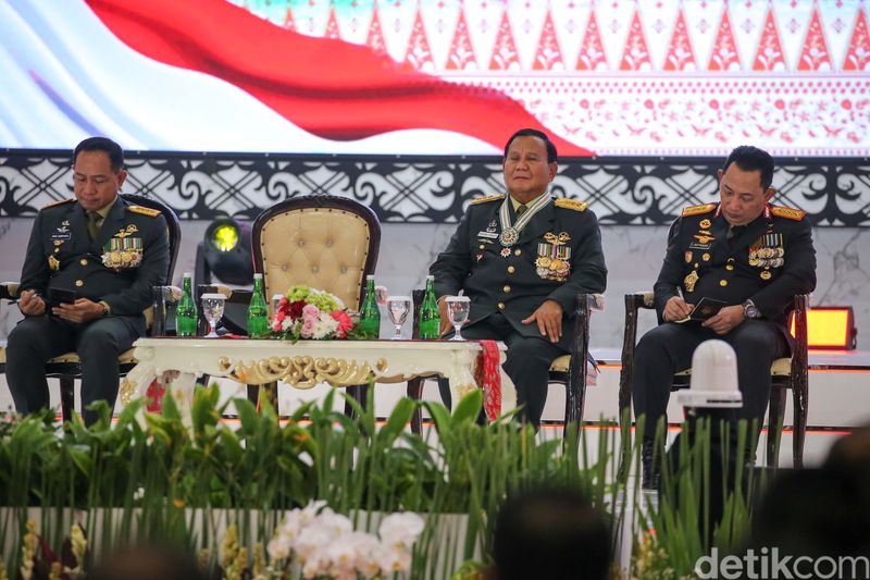 Presiden Joko Widodo (Jokowi) menghadiri Rapat Pimpinan (rapim) TNI dan Polri di Mabes TNI, Cilangkap, Jakarta Timur, Rabu (28/2/2024). Dalam kesempatan kali ini Jokowi membuka rapat pimpinan TNI Polri.