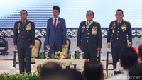 Jokowi mengenakan setelan jas berwarna abu-abu dengan kemeja putih. Kedatangan Jokowi disambut Menteri Pertahanan Prabowo Subianto, Panglima TNI Jenderal Agus Subiyanto, dan Kapolri Jenderal Listyo Sigit Prabowo.