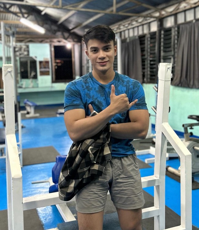 Rael menurunkan berat badan, melakukan perawatan untuk menghilangkan bekas jerawat, bahkan mengubah bentuk hidungnya. Dalam wawancara terungkap bahwa itu semua dijalani karena pernah sakit hati dengan seorang wanita. Foto: Instagram Juls Rael