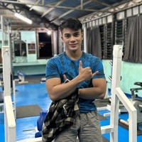 Rael menurunkan berat badan, melakukan perawatan untuk menghilangkan bekas jerawat, bahkan mengubah bentuk hidungnya. Dalam wawancara terungkap bahwa itu semua dijalani karena pernah sakit hati dengan seorang wanita. Foto: Instagram Juls Rael