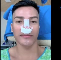 Dilansir Koreaboo, beberapa tahun lalu pria itu pernah ditolak oleh seorang wanita cantik yang merupakan tipe idealnya. Ketika itu, hatinya sangat hancur hingga memutuskan untuk mengubah penampilan sebagai bentuk balas dendam. Foto: Instagram Juls Rael