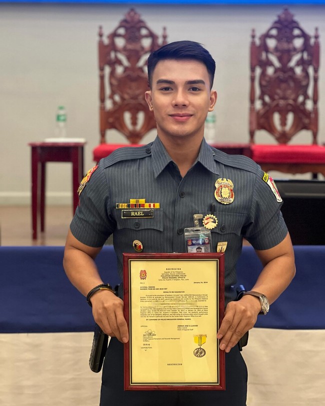 Tak butuh waktu lama untuk netizen mengetahui rahasia dari wajah gantengnya. Rael diketahui telah melakukan serangkain operasi plastik. Dalam program Kapuso Mo, Jessica Soho, Rael pun tak ragu untuk membagi kisahnya bahwa ia telah melalui sejumlah proses demi tampil seperti sekarang. Foto: Instagram Juls Rael