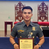 Tak butuh waktu lama untuk netizen mengetahui rahasia dari wajah gantengnya. Rael diketahui telah melakukan serangkain operasi plastik. Dalam program Kapuso Mo, Jessica Soho, Rael pun tak ragu untuk membagi kisahnya bahwa ia telah melalui sejumlah proses demi tampil seperti sekarang. Foto: Instagram Juls Rael