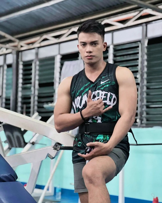 Dilansir Koreaboo, beberapa tahun lalu pria itu pernah ditolak oleh seorang wanita cantik yang merupakan tipe idealnya. Ketika itu, hatinya sangat hancur hingga memutuskan untuk mengubah penampilan sebagai bentuk balas dendam. Begini penampilannya dulu. Foto: Instagram Juls Rael