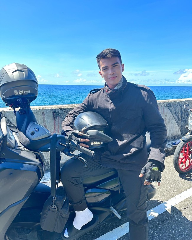 Tidak sia-sia, kini Rael bisa membuat banyak wanita menengok bahkan mendekatinya, mungkin juga wanita yang sudah menolaknya.  Foto: Instagram Juls Rael