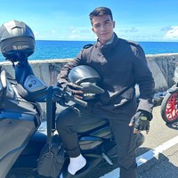 Tidak sia-sia, kini Rael bisa membuat banyak wanita menengok bahkan mendekatinya, mungkin juga wanita yang sudah menolaknya.  Foto: Instagram Juls Rael