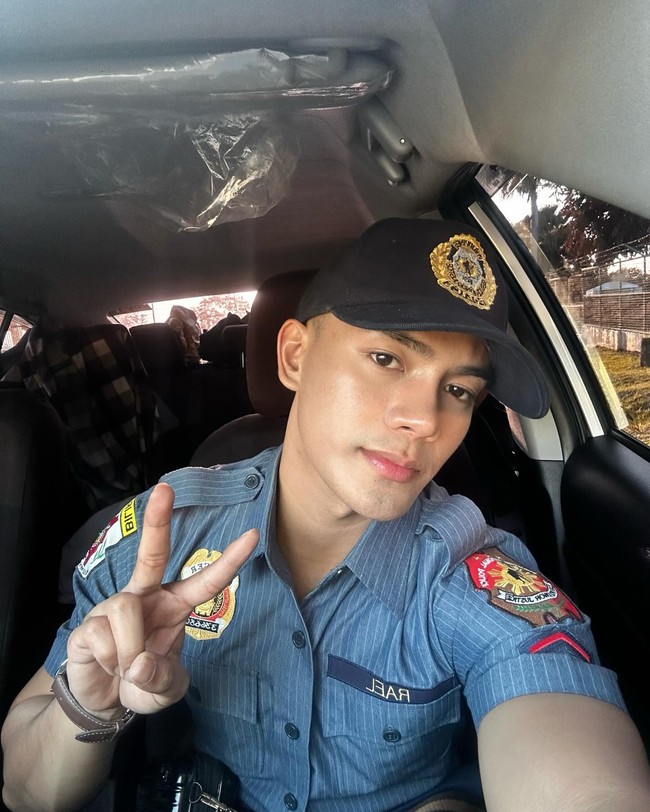 Juls Rael asal Filipina pertama kali terkenal ketika potretnya bersama dua rekannya di kepolisian jadi viral. Banyak wanita yang memuji ketampanan ketiganya, termasuk Rael. Foto: Instagram Juls Rael