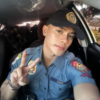 Juls Rael asal Filipina pertama kali terkenal ketika potretnya bersama dua rekannya di kepolisian jadi viral. Banyak wanita yang memuji ketampanan ketiganya, termasuk Rael. Foto: Instagram Juls Rael