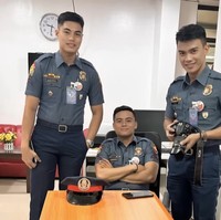 Punyaku yang memakai seragam, Aku punya dosa besar pak, tolong tangkap aku sekarang, Jika mencintaimu adalah sebuah kejahatan, tolong tangkap aku sekarang, tulis netizen. Foto: Instagram Juls Rael