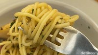 Saat itu, kami memesan pasta aglio olio yang isajikan bersama daging ayam. Menurut kami, rasa pastanya masih di bawah standar. Bawang yang digunakan juga tak seimbang. Foto: detikFood/Yenny Mustika Sari