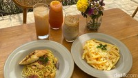 Menu yang ditawarkan oleh Unos Giri seperti kafe pada umumnya. Kamu bisa menikmati kopi, jus, hingga pasta. Harganya mulai dari Rp 35.000-an. Foto: detikFood/Yenny Mustika Sari