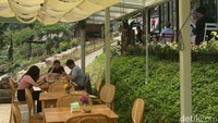 Kafenya mengusung konsep yang estetik. Terdapat area indoor dan outdoor. Foto: detikFood/Yenny Mustika Sari